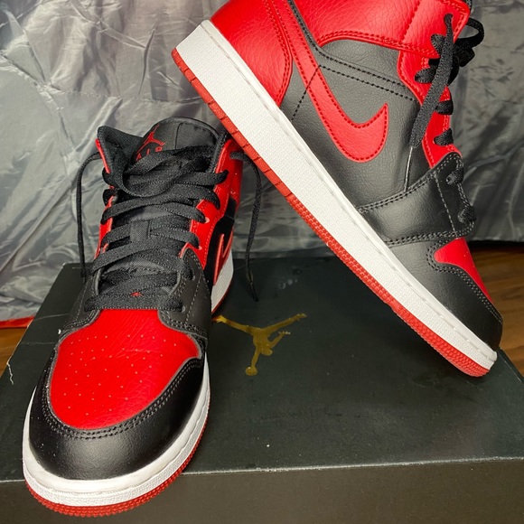 AIR JORDAN 1 MID GS 'Banned' - Picture 2 of 6